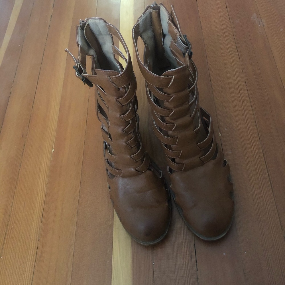 🌸🌸 Booties - tan